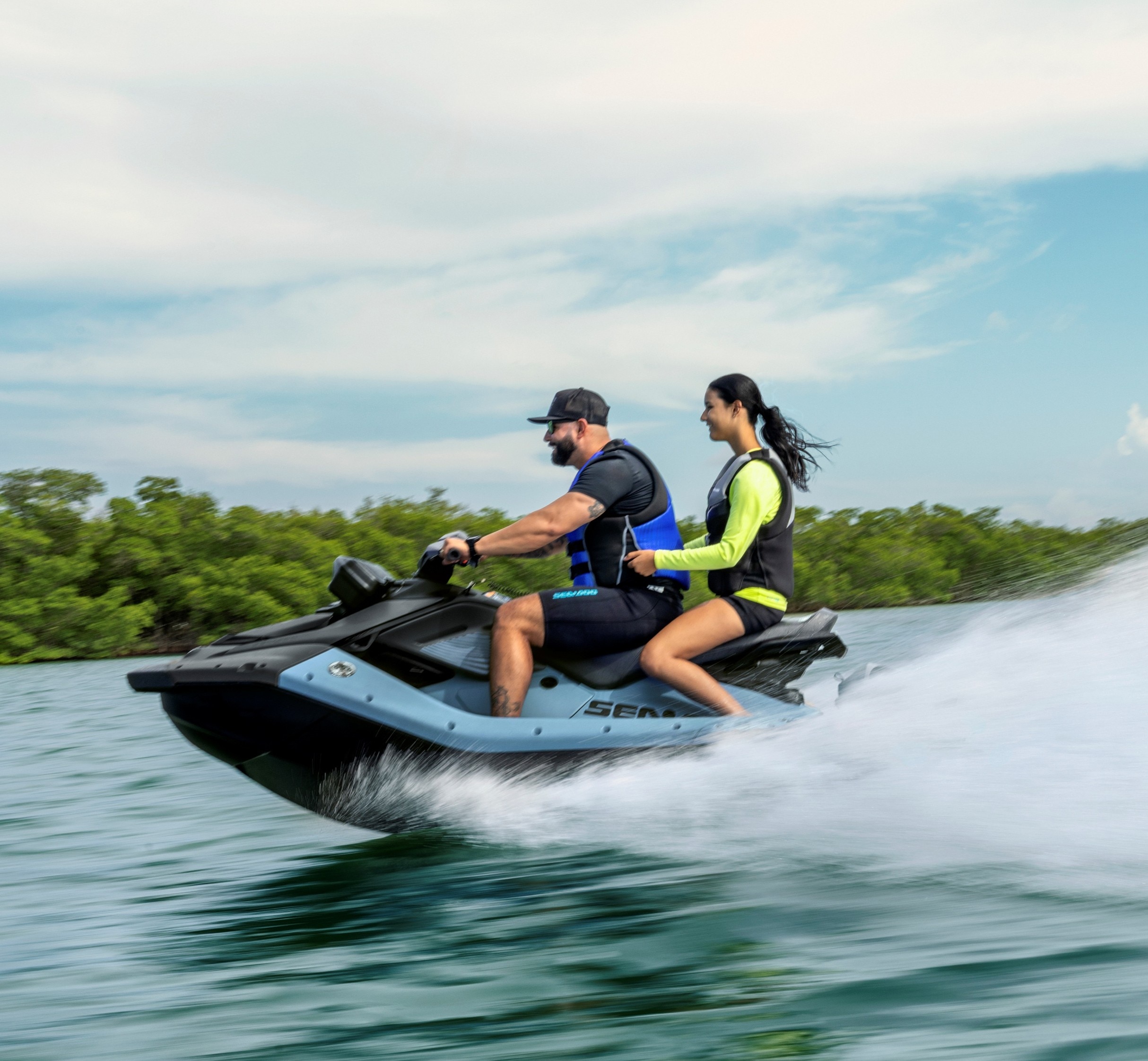 Mann und Frau fahren mit hoher Geschwindigkeit auf einem Sea-Doo Spark X 2027 Wassermotorrad